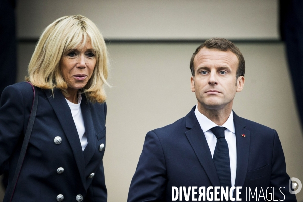 Emmanuel et Brigitte MACRON avec l équipe de France de football à Clairefontaine.