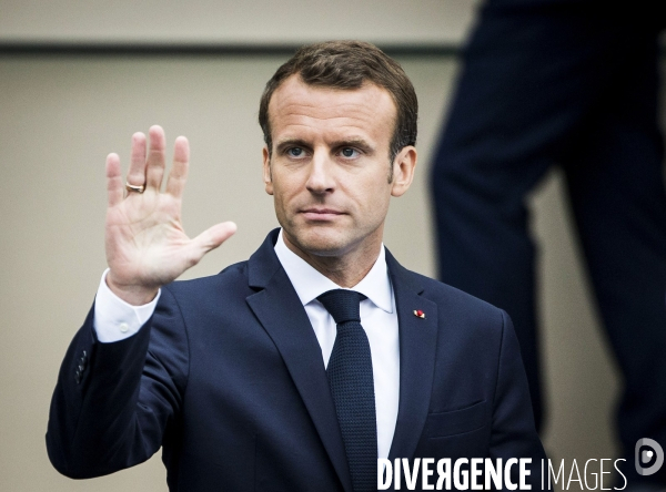 Emmanuel et Brigitte MACRON avec l équipe de France de football à Clairefontaine.