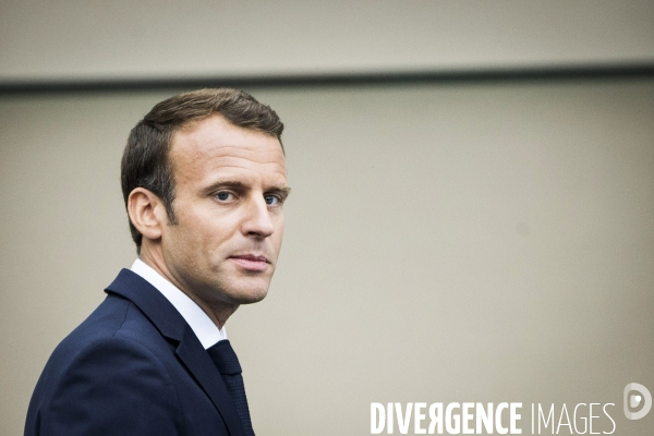 Emmanuel et Brigitte MACRON avec l équipe de France de football à Clairefontaine.