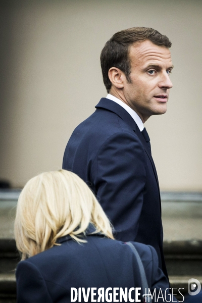 Emmanuel et Brigitte MACRON avec l équipe de France de football à Clairefontaine.