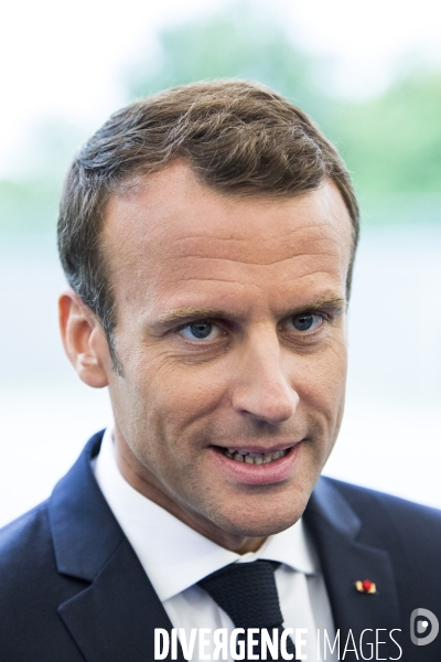 Emmanuel et Brigitte MACRON avec l équipe de France de football à Clairefontaine.