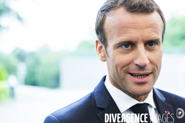 Emmanuel et Brigitte MACRON avec l équipe de France de football à Clairefontaine.