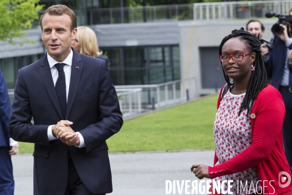 Emmanuel et Brigitte MACRON avec l équipe de France de football à Clairefontaine.