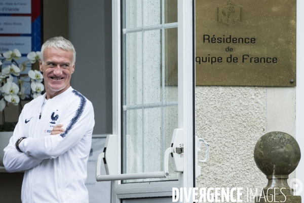 Emmanuel et Brigitte MACRON avec l équipe de France de football à Clairefontaine.