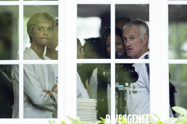 Emmanuel et Brigitte MACRON avec l équipe de France de football à Clairefontaine.