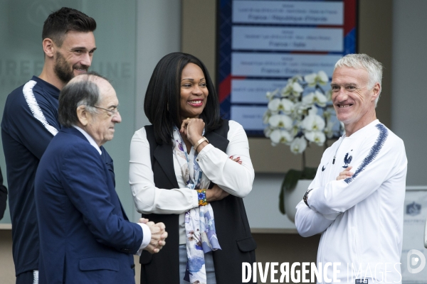 Emmanuel et Brigitte MACRON avec l équipe de France de football à Clairefontaine.