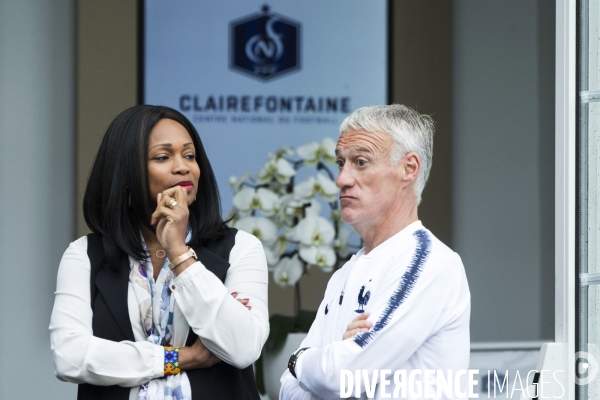 Emmanuel et Brigitte MACRON avec l équipe de France de football à Clairefontaine.