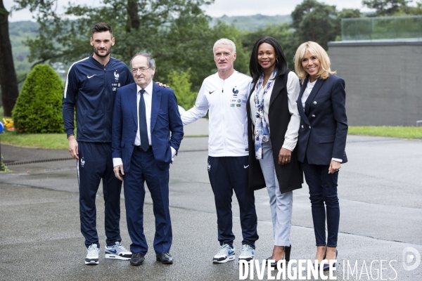 Emmanuel et Brigitte MACRON avec l équipe de France de football à Clairefontaine.