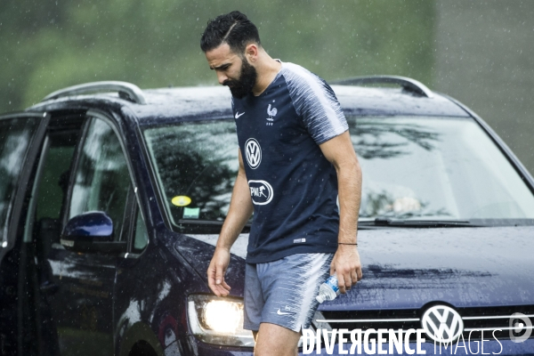 Emmanuel et Brigitte MACRON avec l équipe de France de football à Clairefontaine.