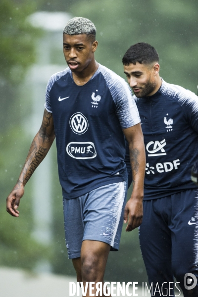 Emmanuel et Brigitte MACRON avec l équipe de France de football à Clairefontaine.