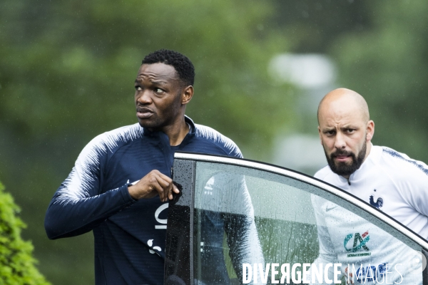 Emmanuel et Brigitte MACRON avec l équipe de France de football à Clairefontaine.