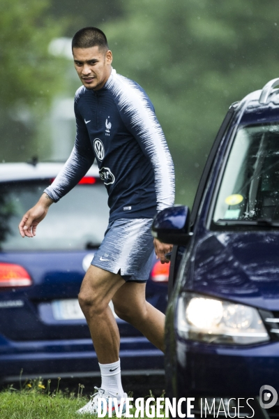 Emmanuel et Brigitte MACRON avec l équipe de France de football à Clairefontaine.