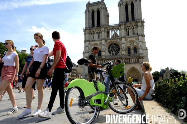 Vélib Métropole, Vélo en libre-service à Paris. Velib Metropole self-service public bicycle rental.