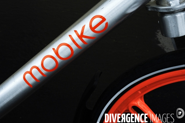 Mobike (orange) vélo en libre-service. Mobike (orange) bicycle Chinese bike-sharing service.