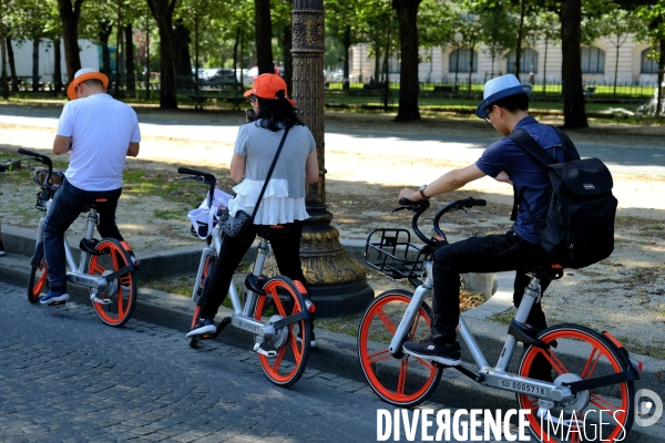 Mobike (orange) véloÊen libre-service. Mobike (orange) bicycle Chinese bike-sharing service.