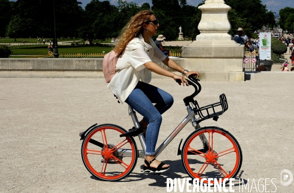 Mobike (orange) vélo en libre-service. Mobike (orange) bicycle Chinese bike-sharing service.