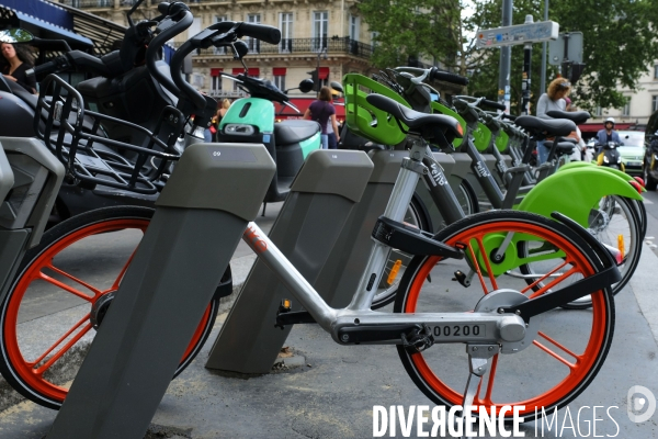 Mobike (orange) véloÊen libre-service. Mobike (orange) bicycle Chinese bike-sharing service.