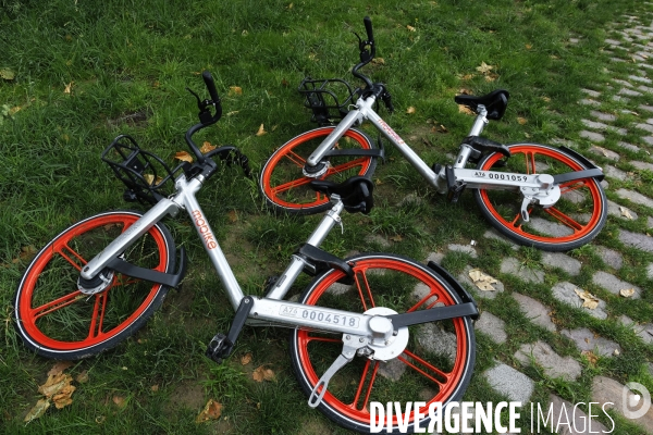 Mobike (orange) vélo en libre-service. Mobike (orange) bicycle Chinese bike-sharing service.