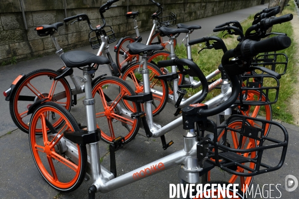 Mobike (orange) vélo en libre-service. Mobike (orange) bicycle Chinese bike-sharing service.