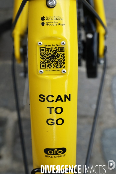 Ofo (jaune) vélo en libre-service. Ofo (yellow) bicycle Chinese bike-sharing service.