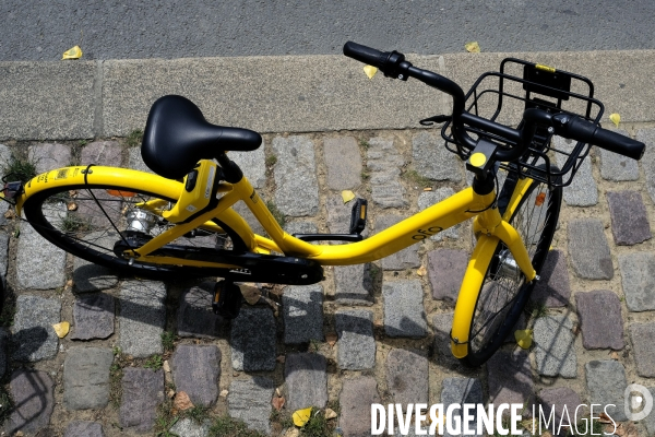 Ofo (jaune) vélo en libre-service. Ofo (yellow) bicycle Chinese bike-sharing service.