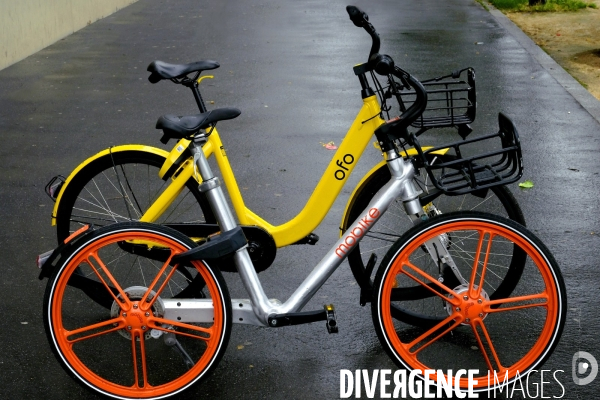 Mobike (orange) véloÊen libre-service. Mobike (orange) bicycle Chinese bike-sharing service.