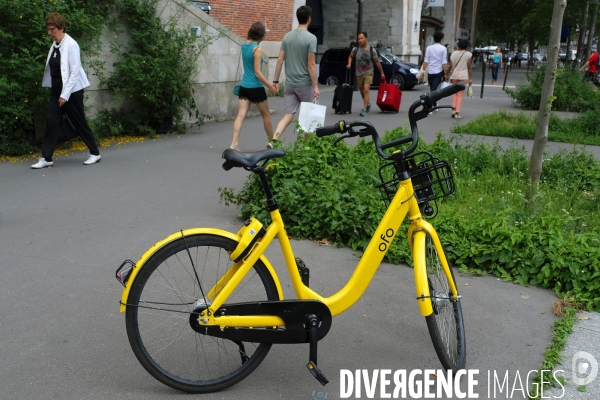 Ofo (jaune) vélo en libre-service. Ofo (yellow) bicycle Chinese bike-sharing service.