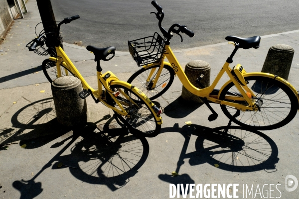 Ofo (jaune) vélo en libre-service. Ofo (yellow) bicycle Chinese bike-sharing service.