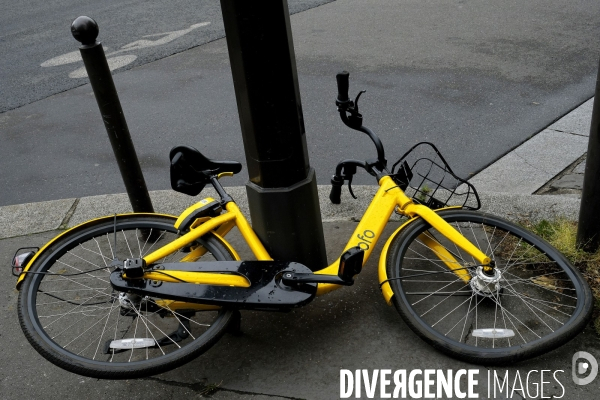 Ofo (jaune) vélo en libre-service. Ofo (yellow) bicycle Chinese bike-sharing service.