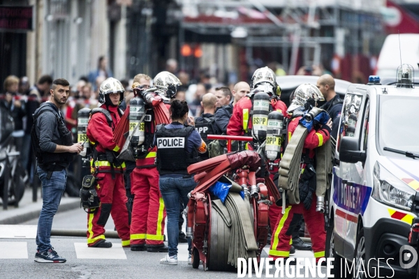 Les forces de l ordre et les services de secours lors de la prise d otage de la rue des petites écuries à Paris.