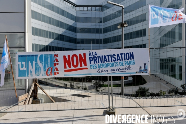 Deplacement de Bruno Le Maire au siège du groupe ADP