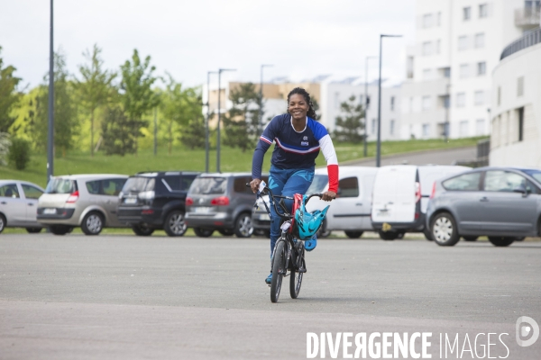 Axelle etienne, championne du monde bmx en 2017, a l entrainement a saint quentin-en-yvelines.