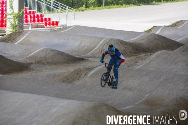 Axelle etienne, championne du monde bmx en 2017, a l entrainement a saint quentin-en-yvelines.