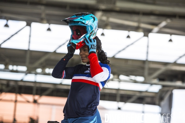 Axelle etienne, championne du monde bmx en 2017, a l entrainement a saint quentin-en-yvelines.