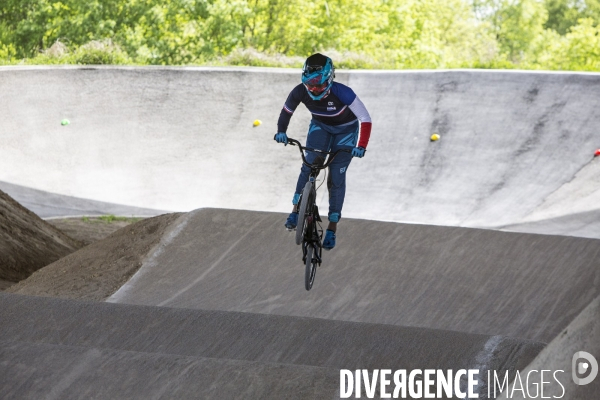 Axelle etienne, championne du monde bmx en 2017, a l entrainement a saint quentin-en-yvelines.