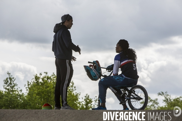 Axelle etienne, championne du monde bmx en 2017, a l entrainement a saint quentin-en-yvelines.