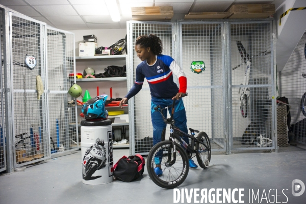 Axelle etienne, championne du monde bmx en 2017, a l entrainement a saint quentin-en-yvelines.