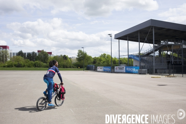 Axelle etienne, championne du monde bmx en 2017, a l entrainement a saint quentin-en-yvelines.