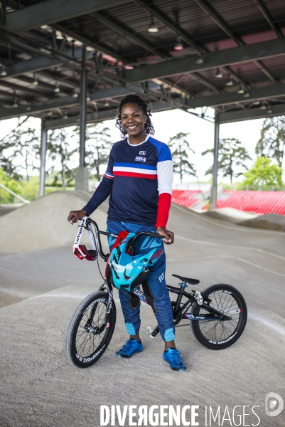 Axelle etienne, championne du monde bmx en 2017, a l entrainement a saint quentin-en-yvelines.