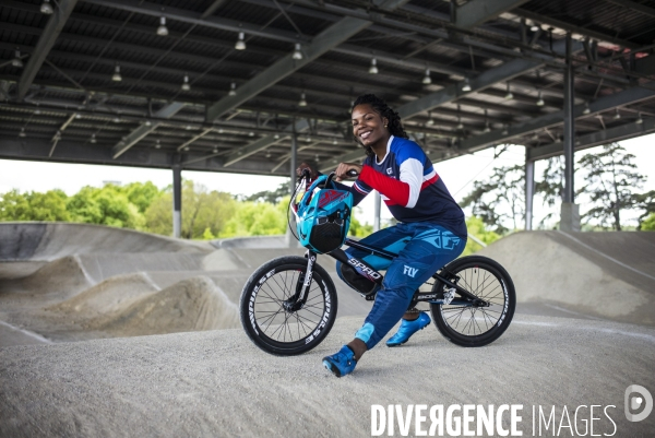 Axelle etienne, championne du monde bmx en 2017, a l entrainement a saint quentin-en-yvelines.