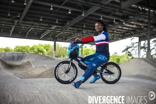 Axelle etienne, championne du monde bmx en 2017, a l entrainement a saint quentin-en-yvelines.