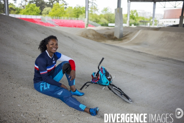 Axelle etienne, championne du monde bmx en 2017, a l entrainement a saint quentin-en-yvelines.