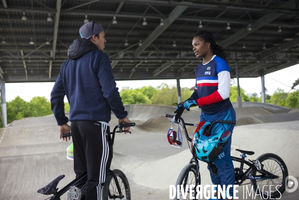 Axelle etienne, championne du monde bmx en 2017, a l entrainement a saint quentin-en-yvelines.