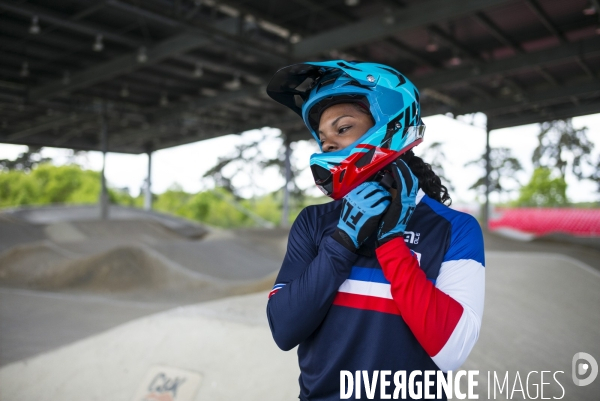 Axelle etienne, championne du monde bmx en 2017, a l entrainement a saint quentin-en-yvelines.