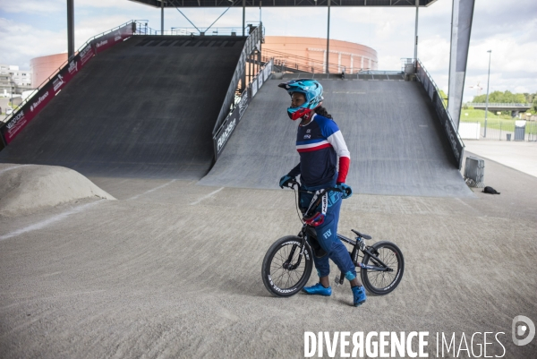 Axelle etienne, championne du monde bmx en 2017, a l entrainement a saint quentin-en-yvelines.