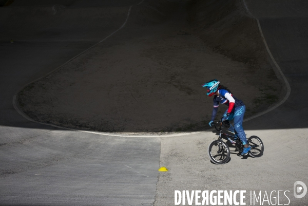 Axelle etienne, championne du monde bmx en 2017, a l entrainement a saint quentin-en-yvelines.