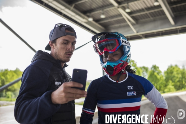 Axelle etienne, championne du monde bmx en 2017, a l entrainement a saint quentin-en-yvelines.