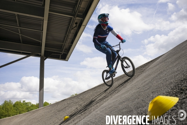 Axelle etienne, championne du monde bmx en 2017, a l entrainement a saint quentin-en-yvelines.