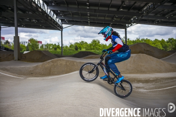 Axelle etienne, championne du monde bmx en 2017, a l entrainement a saint quentin-en-yvelines.