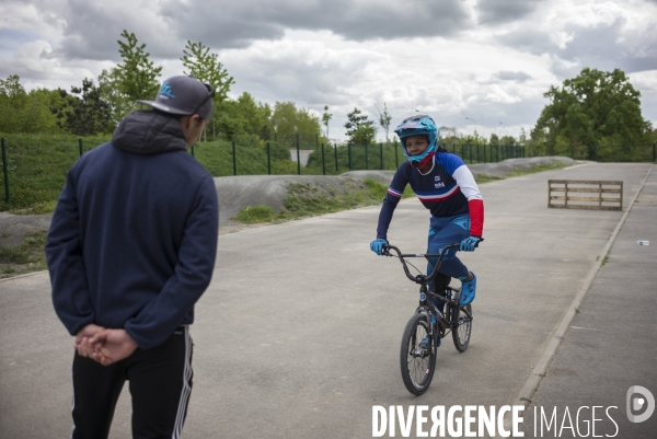 Axelle etienne, championne du monde bmx en 2017, a l entrainement a saint quentin-en-yvelines.